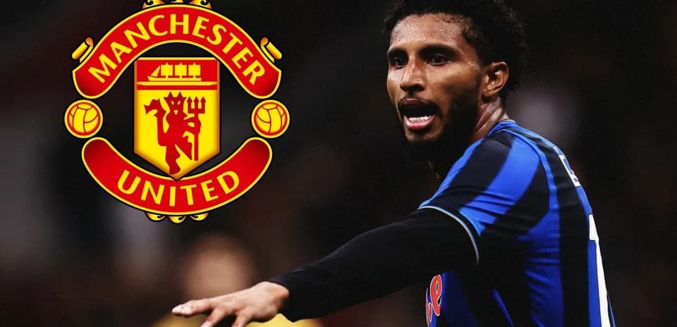 Jugador señalando durante un partido con logo de Manchester United