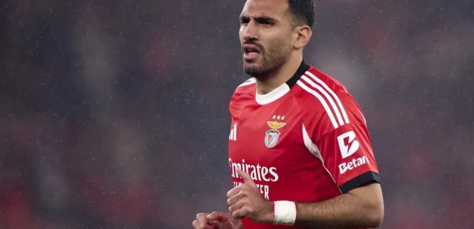 Jugador de Benfica corriendo bajo la lluvia