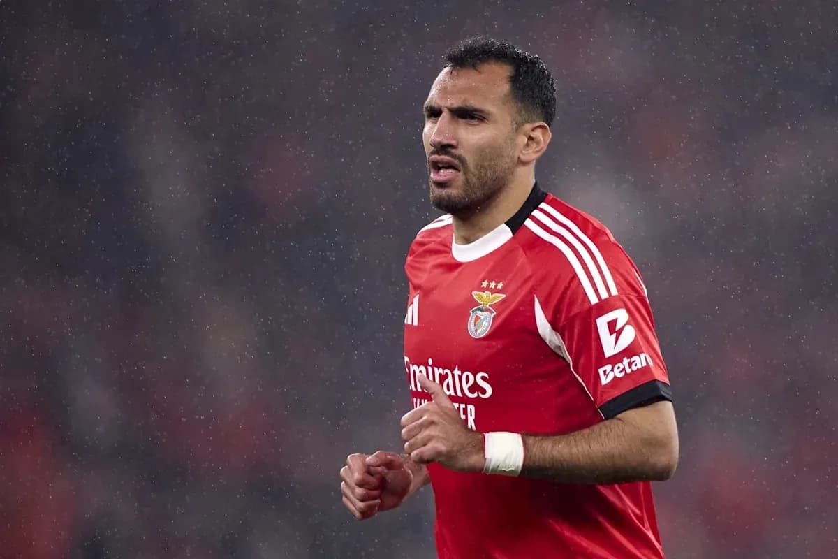 Jugador de Benfica corriendo bajo la lluvia