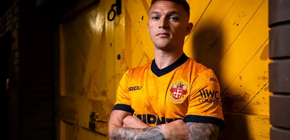 Jugador posando con camiseta de equipo frente a fondo amarillo