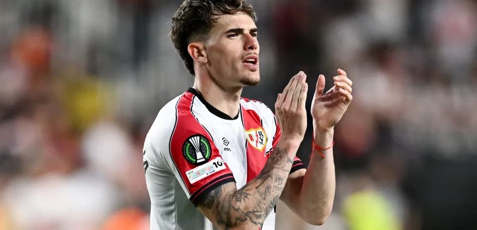 Jugador aplaudiendo durante un partido de fútbol