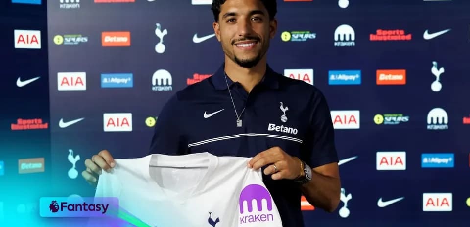Jugador sostiene camiseta de Tottenham en presentación