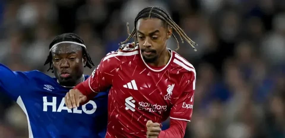 Jugador de Liverpool supera a oponente en partido