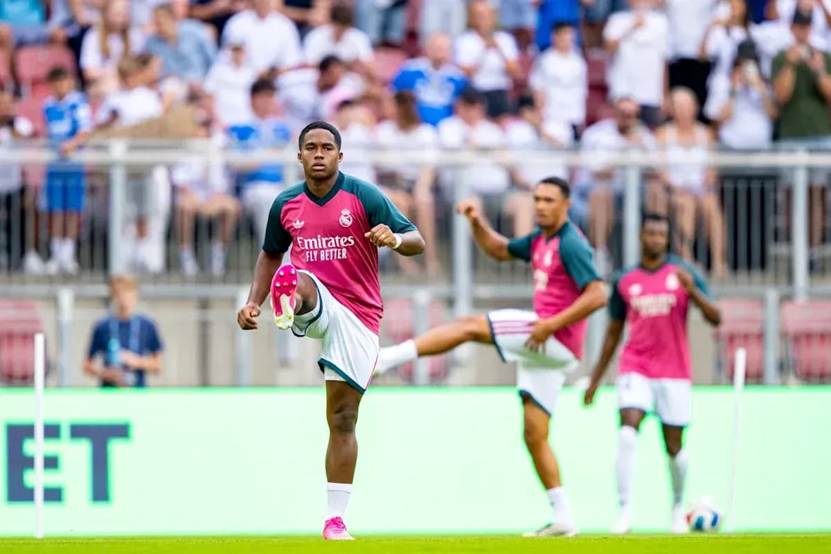 Jugadores del Real Madrid calentando en el campo