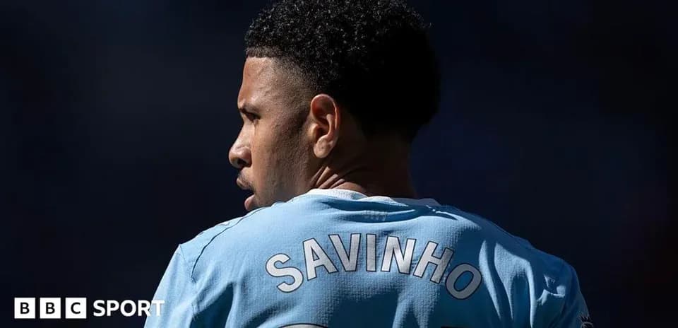 Jugador con camiseta azul y nombre Savinho visible