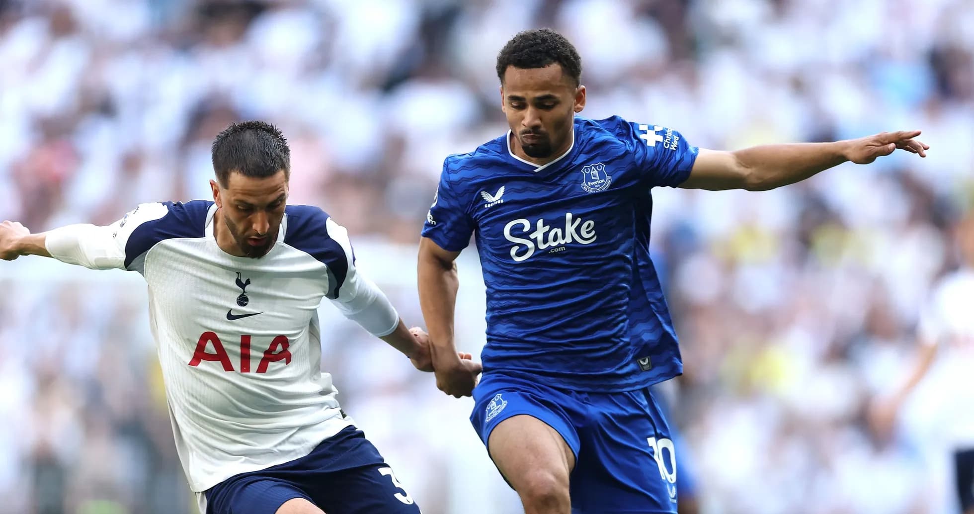 Jugadores de Tottenham y Everton luchando por el balón