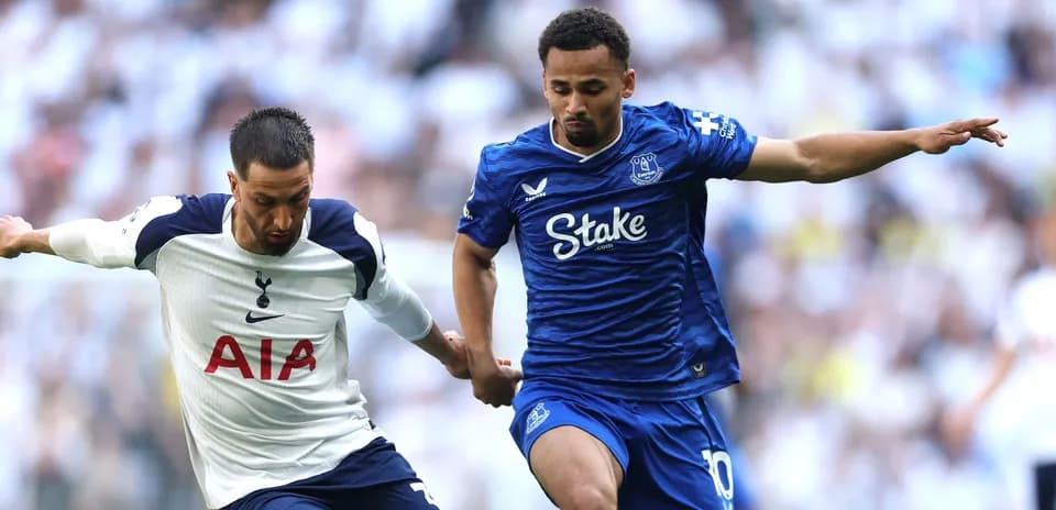 Jugadores de Tottenham y Everton luchando por el balón