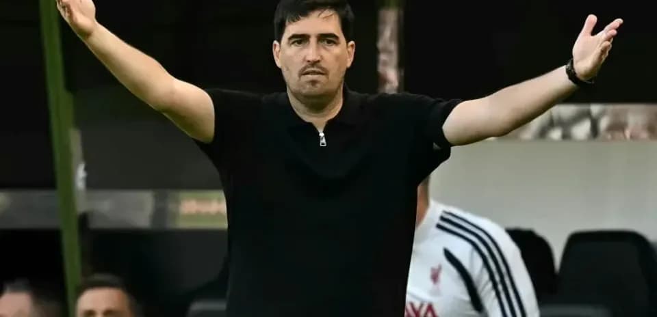 Entrenador gesticulando desde el área técnica