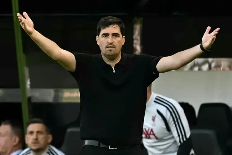 Entrenador gesticulando desde el área técnica