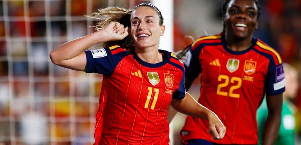 Jugadora de España celebra un gol con compañera
