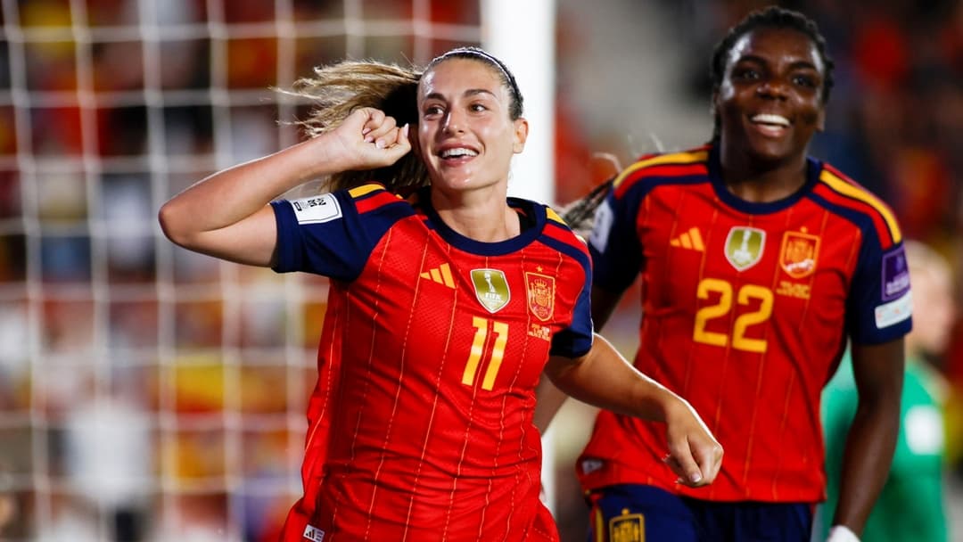 Jugadora de España celebra un gol con compañera
