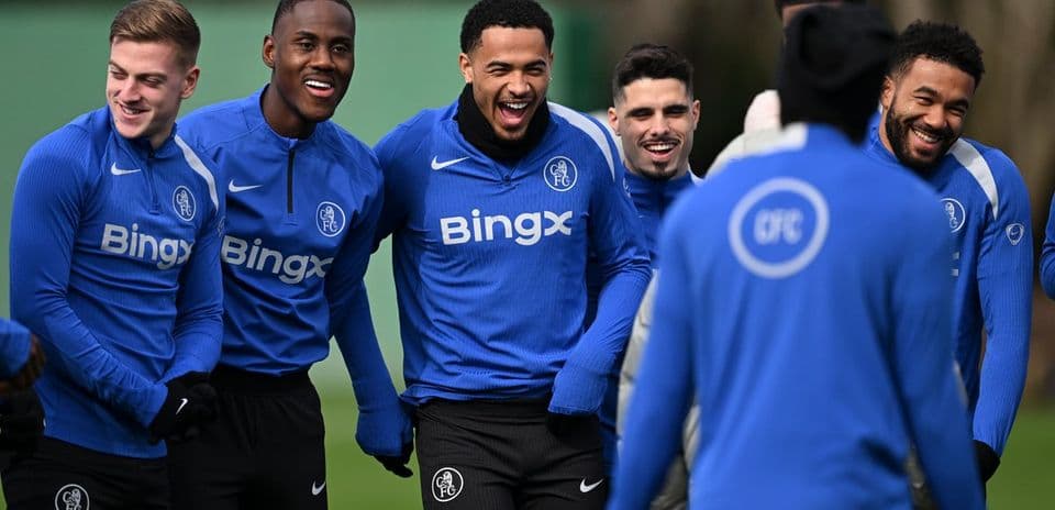 Jugadores riendo durante el entrenamiento en equipo