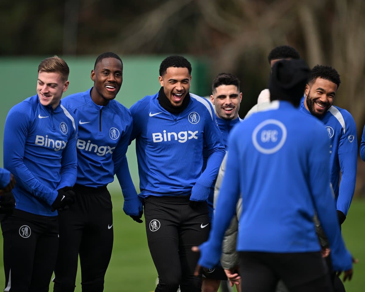 Jugadores riendo durante el entrenamiento en equipo