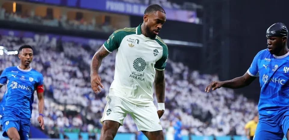 Jugador en acción durante partido de fútbol