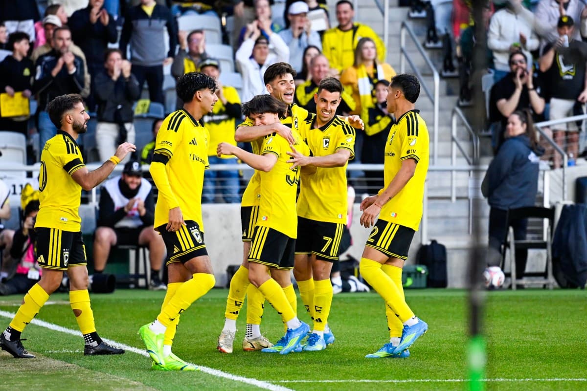 Jugadores de Columbus Crew II celebrando un gol