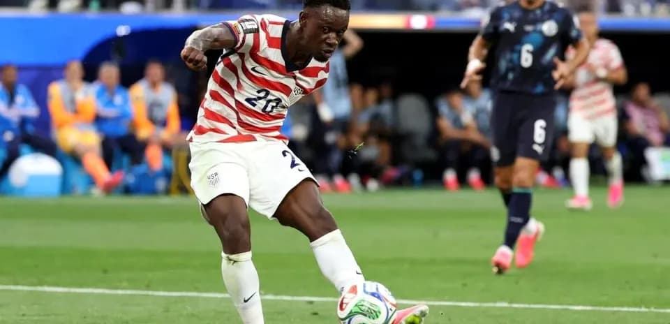 Jugador estadounidense disparando el balón durante el partido