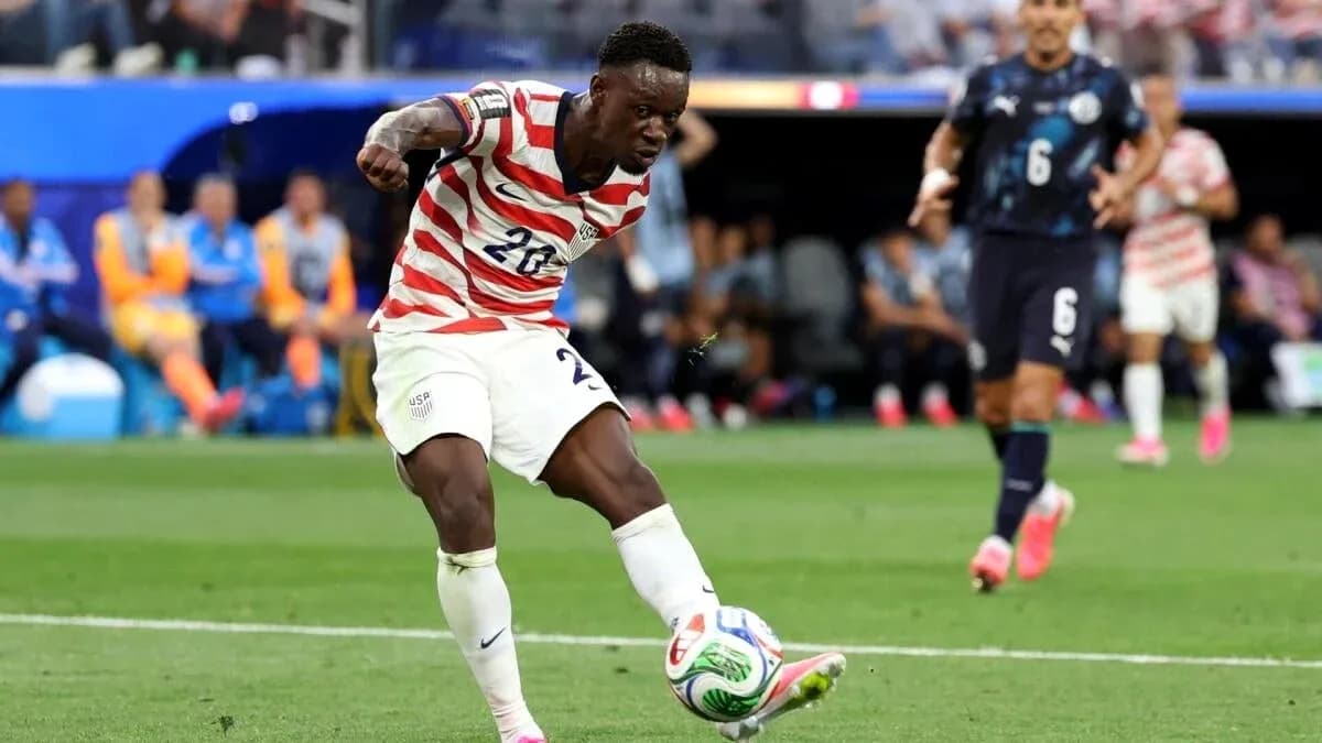 Jugador estadounidense disparando el balón durante el partido