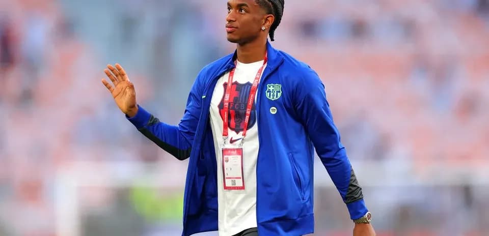 Jugador saludando en el campo antes del partido