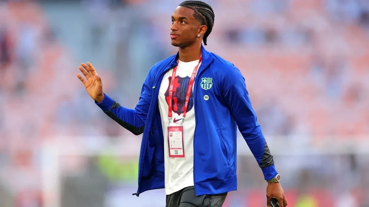 Jugador saludando en el campo antes del partido