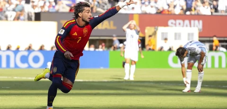 Jugador de España celebrando un gol en el partido