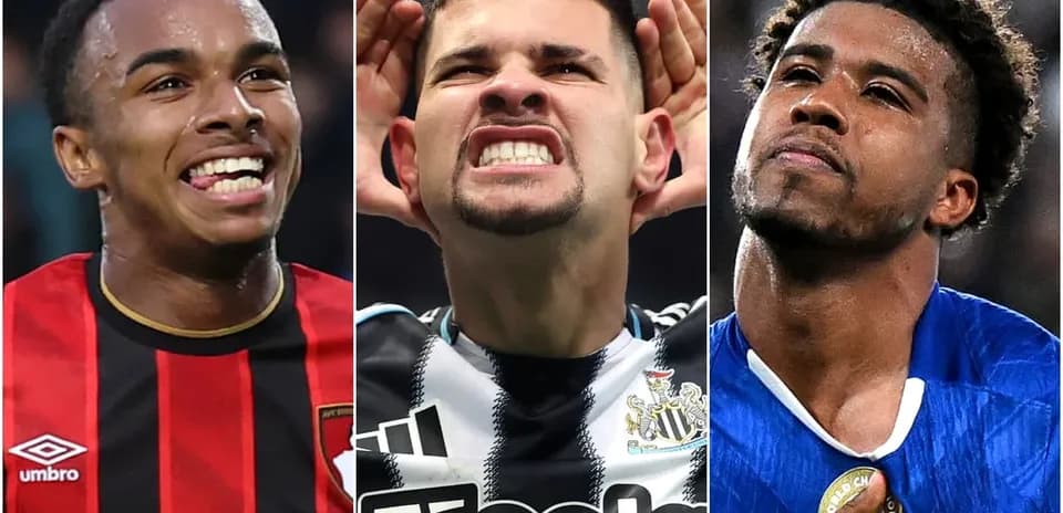 Tres jugadores de fútbol posando en el campo