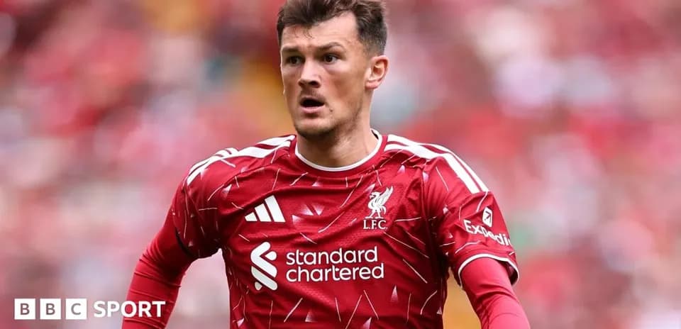 Jugador de Liverpool en acción durante el partido