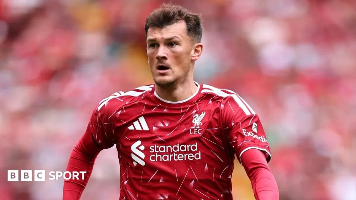 Jugador de Liverpool en acción durante el partido