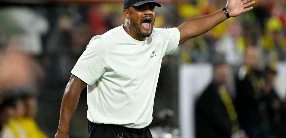 Entrenador dirigiendo a su equipo desde la línea lateral