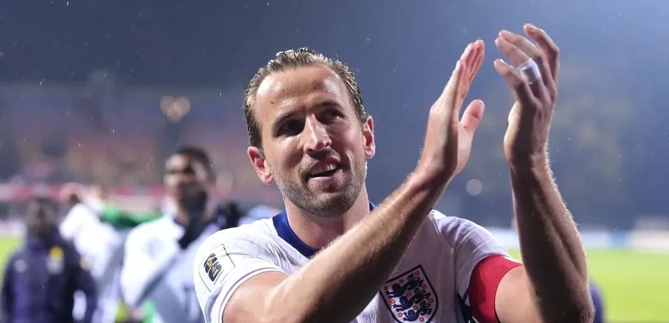 Jugador aplaudiendo tras un partido con Inglaterra