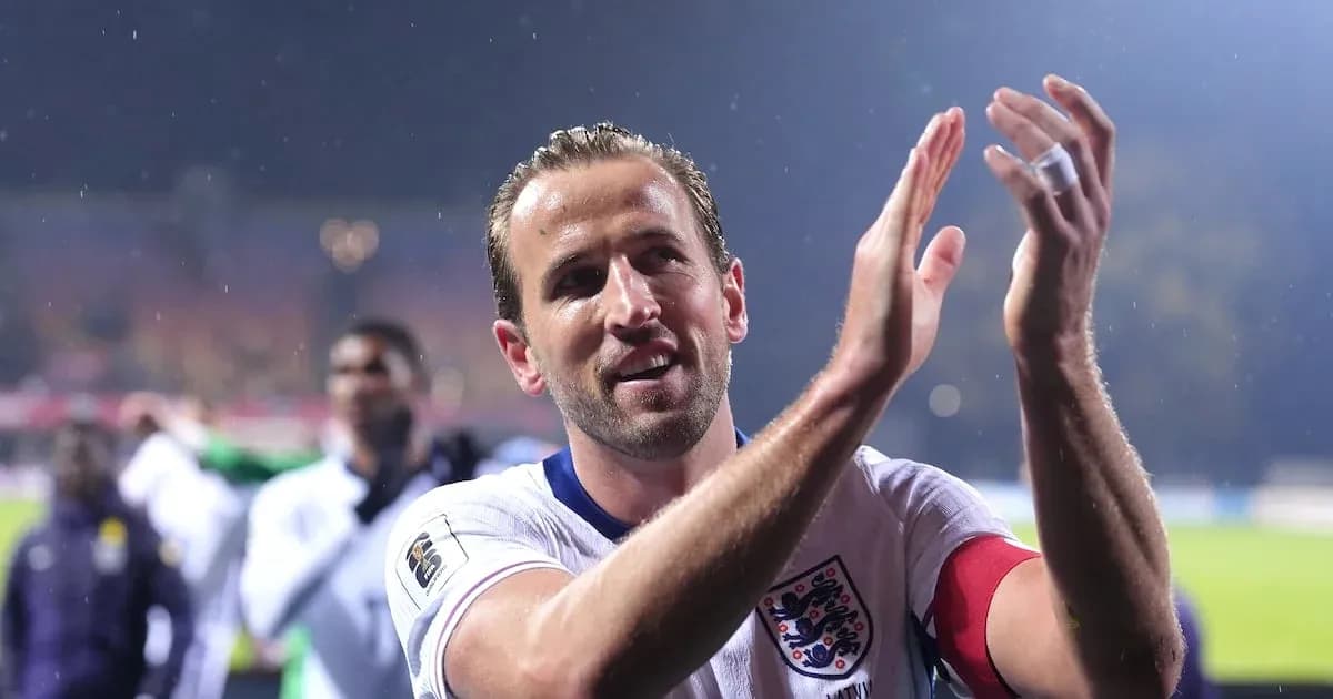Jugador aplaudiendo tras un partido con Inglaterra