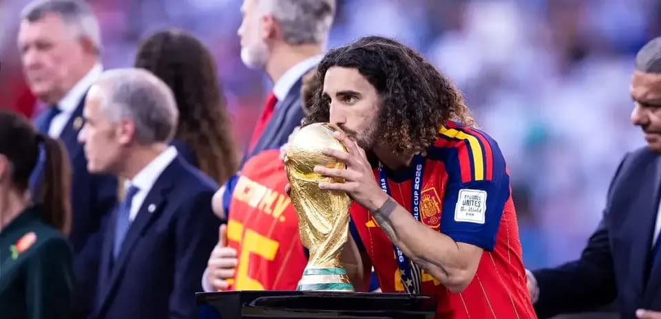 Jugador de España besando el trofeo de la Copa Mundial