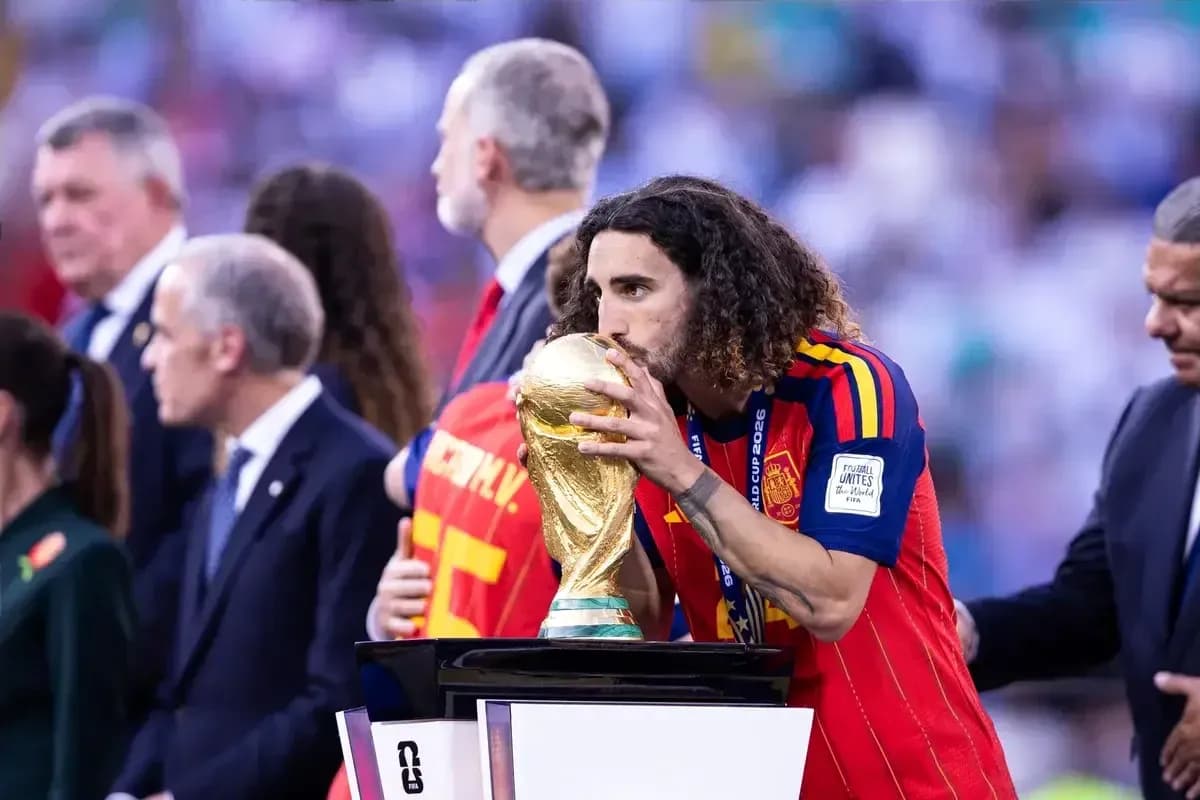 Jugador de España besando el trofeo de la Copa Mundial