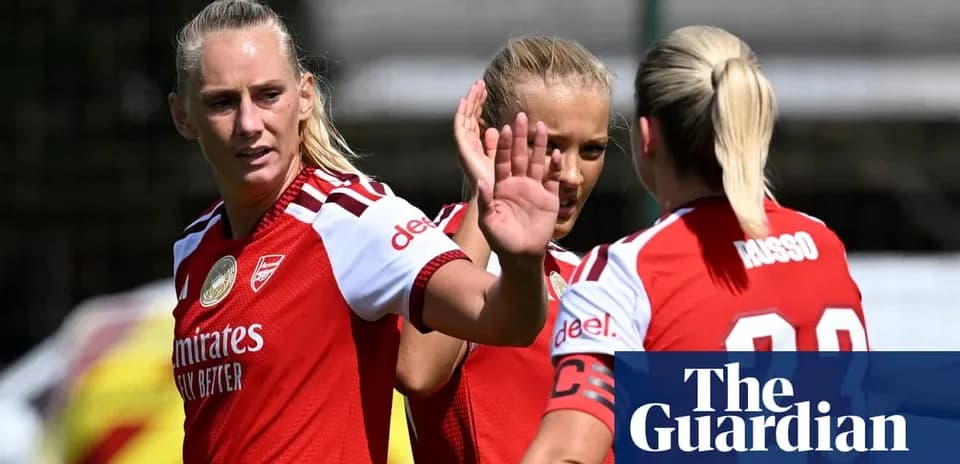 Jugadoras de Arsenal en entrenamiento, saludándose