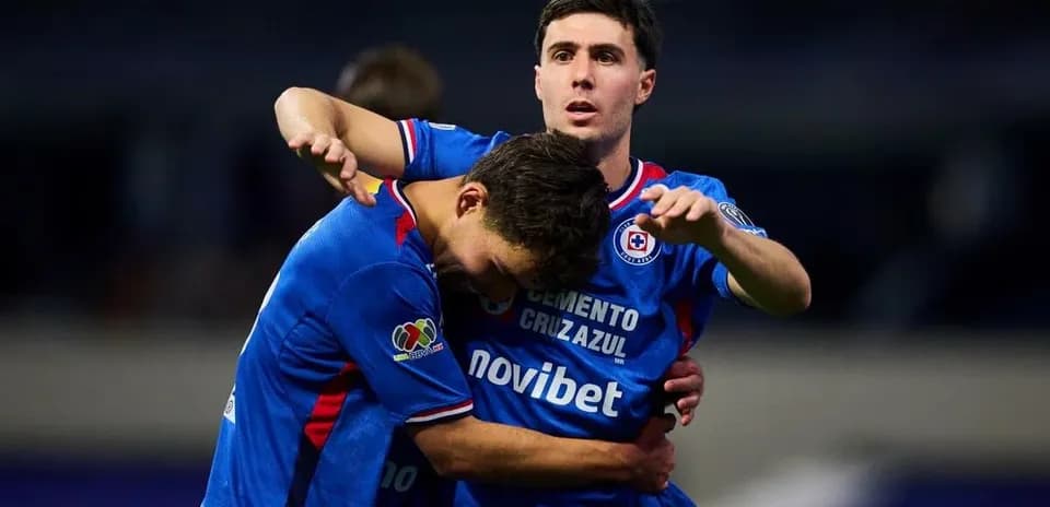 Jugadores de Cruz Azul celebrando un gol