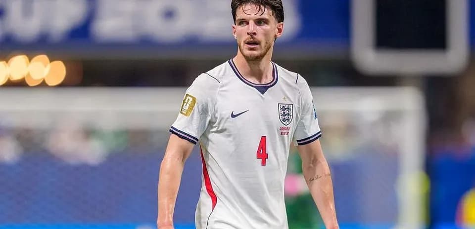 Jugador de Inglaterra con camiseta blanca en el campo