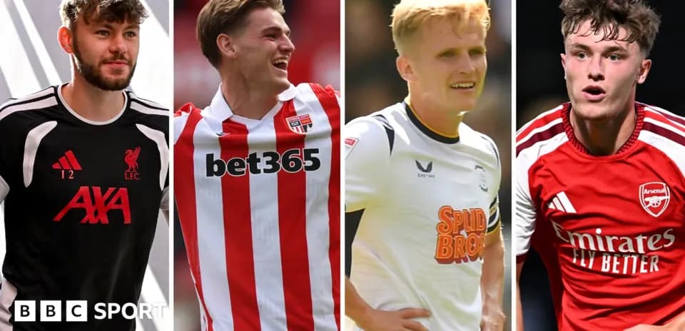 Cuatro jugadores de fútbol en sus camisetas de clubes