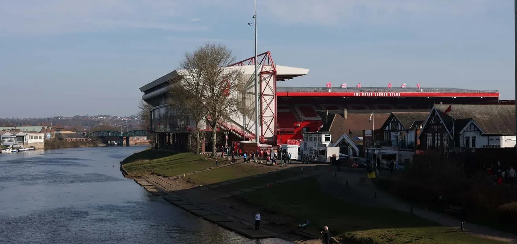 Estadio The City Ground junto al río en Nottingham Estadio The City Ground junto al río en Nottingham