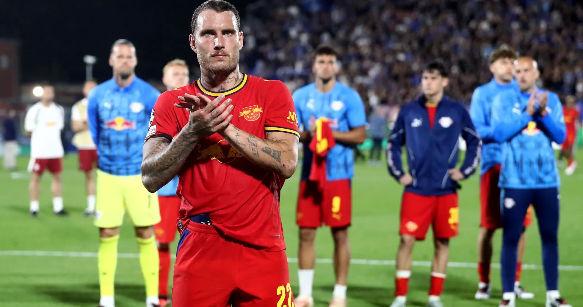 Jugador aplaudiendo con compañeros en el campo