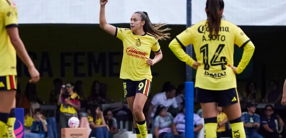 Jugadora de Atlético San Luis celebra un gol