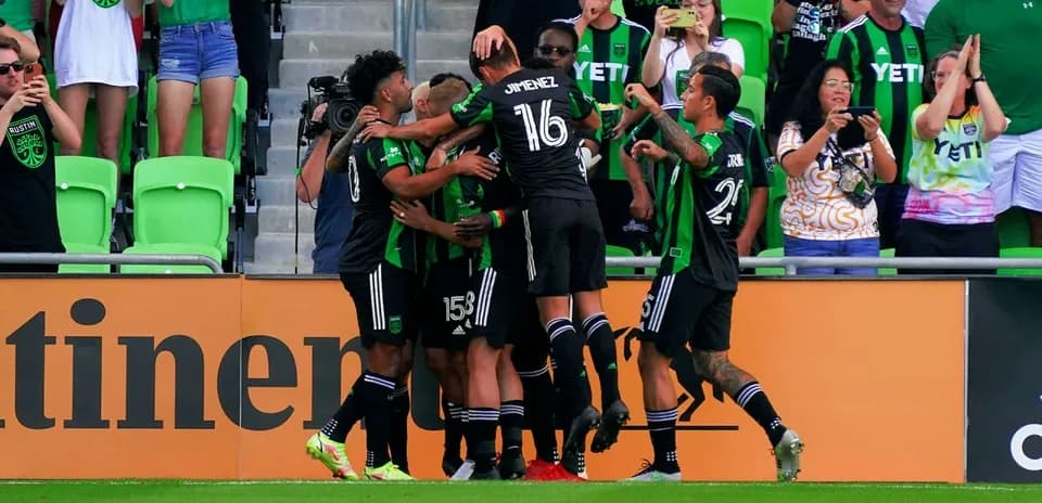 Celebración de gol de Austin II en el partido