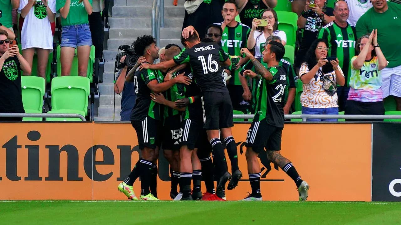 Celebración de gol de Austin II en el partido