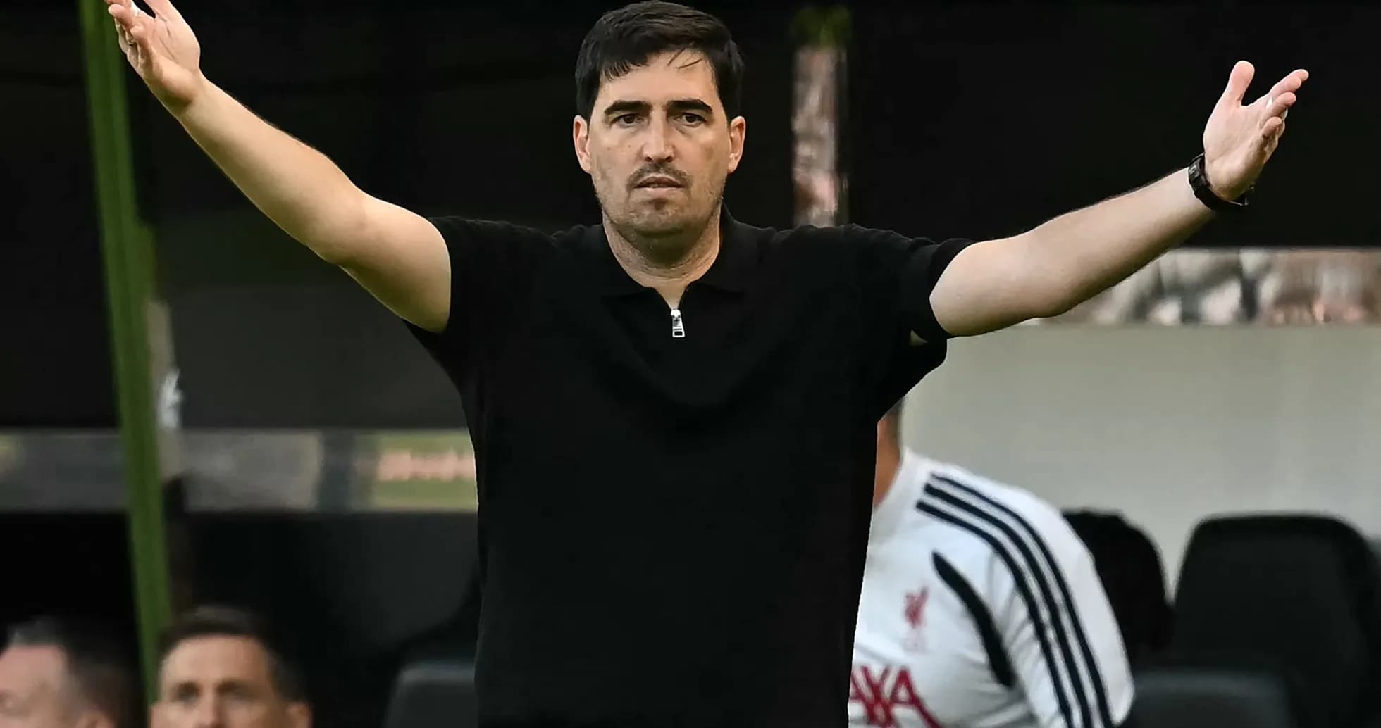 Entrenador gesticulando desde la línea de banda