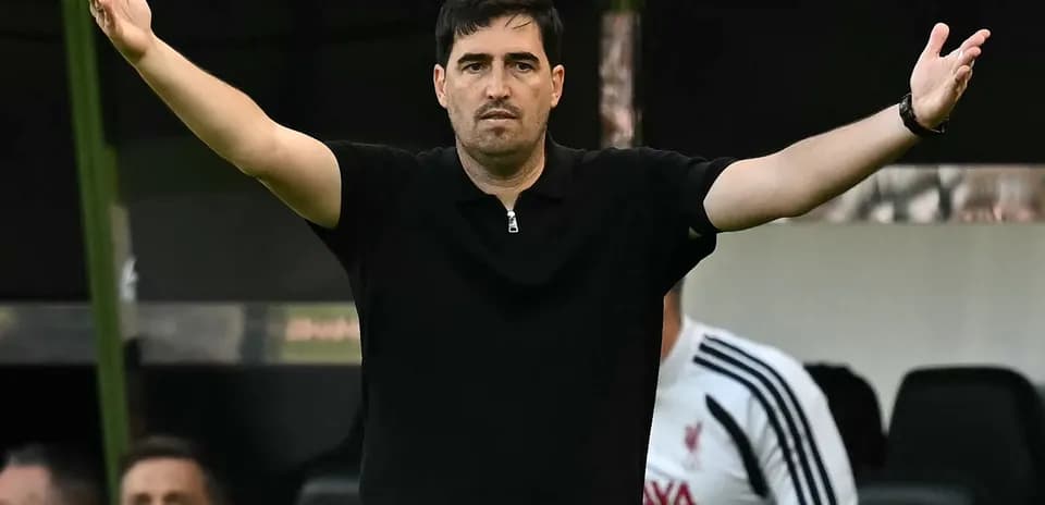 Entrenador gesticulando desde la línea de banda