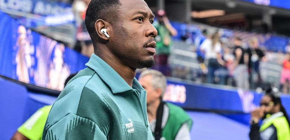 Jugador en túnel antes del partido con auriculares