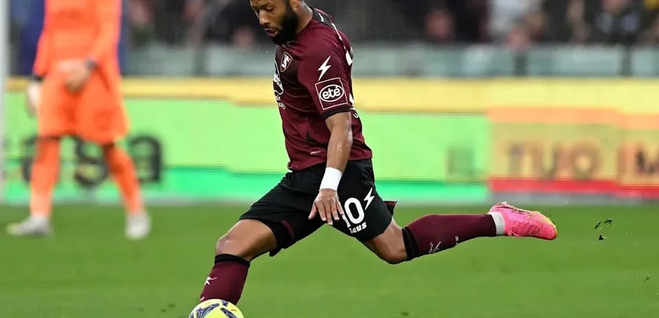 Jugador pateando el balón en un partido de fútbol