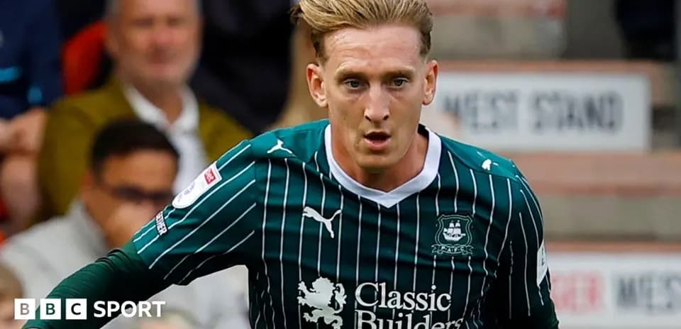 Jugador de Plymouth Argyle corriendo durante el partido