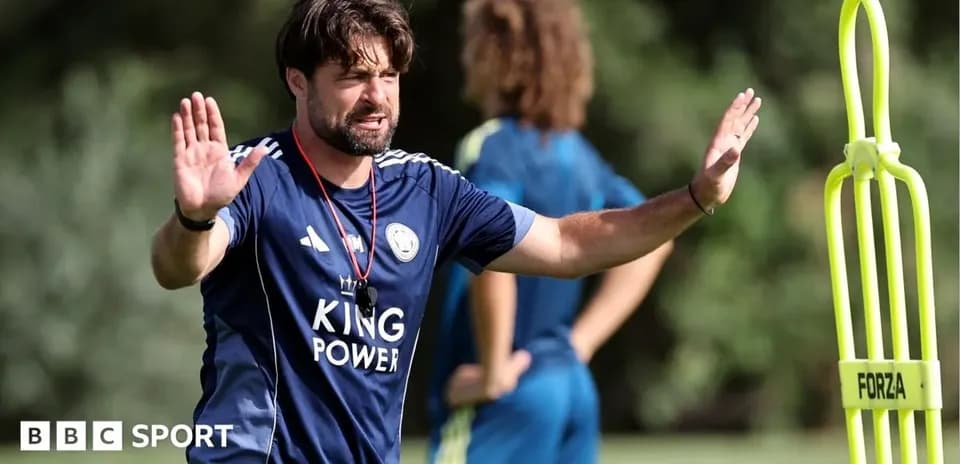 Entrenador dirigiendo entrenamiento en campo de fútbol