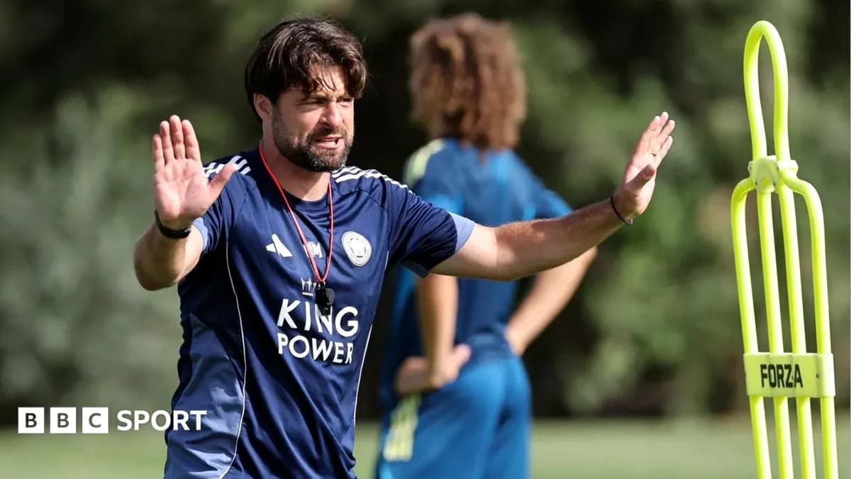 Entrenador dirigiendo entrenamiento en campo de fútbol