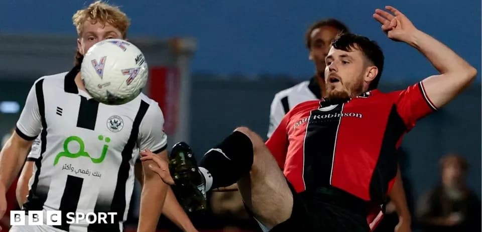 Jugador en acción durante un partido de fútbol