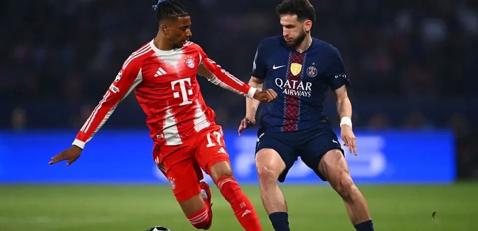 Dos jugadores compitiendo por el balón